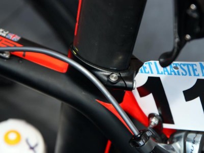 A closer look at the tidy seatpost clamp on the Specialized McLaren Venge..jpg